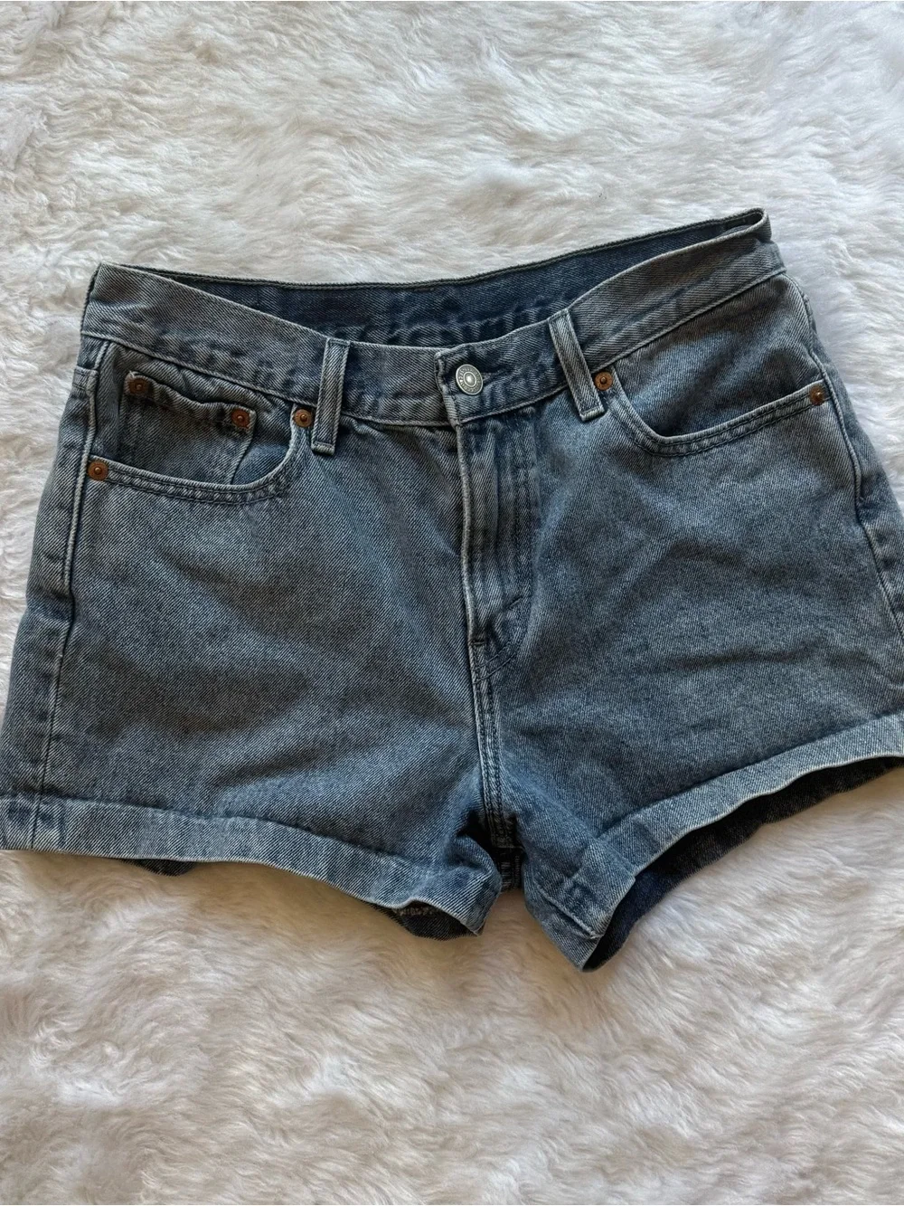 Levi’s mid rise medium wash denim jean shorts